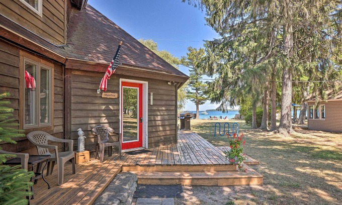 Suttons Bay Cottage | Pet-Friendly Lakefront Manitou Cottage Near Downtown Suttons Bay