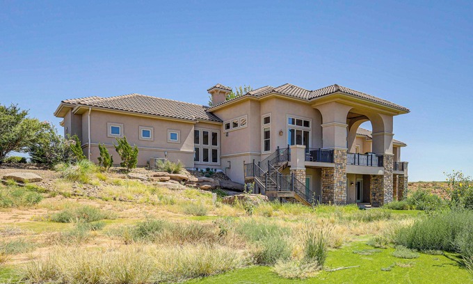 Tucumcari House | Lakefront Mansion: Game Room & Deck in New Mexico!