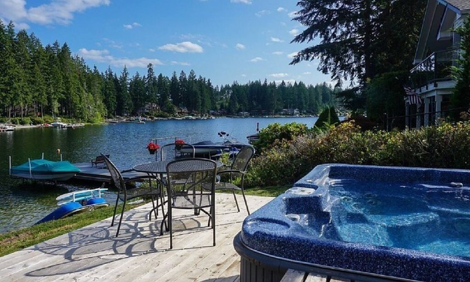 Grapeview Cabin | Tranquil Lakefront Mason Cabin with Kid & Pet-Friendly Amenities