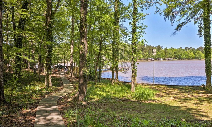 Milledgeville Cabin | Lakefront Milledgeville Cabin with Private Dock & Cozy Porch