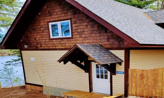 Gravenhurst Cottage | Beautiful Lakefront Muskoka Cottage with Scenic Views