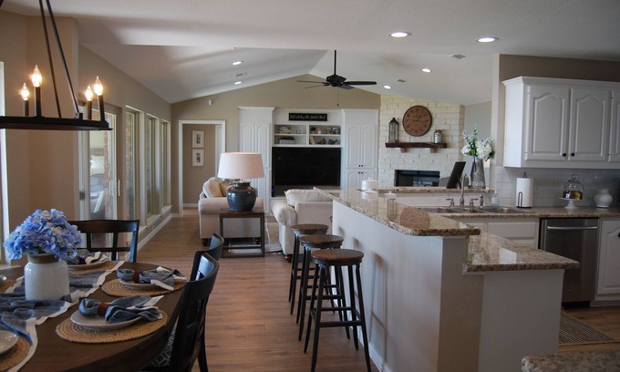 Enchanted Oaks House | Lakefront Retreat: Newly Remodeled with Kayaks & Fire Pit