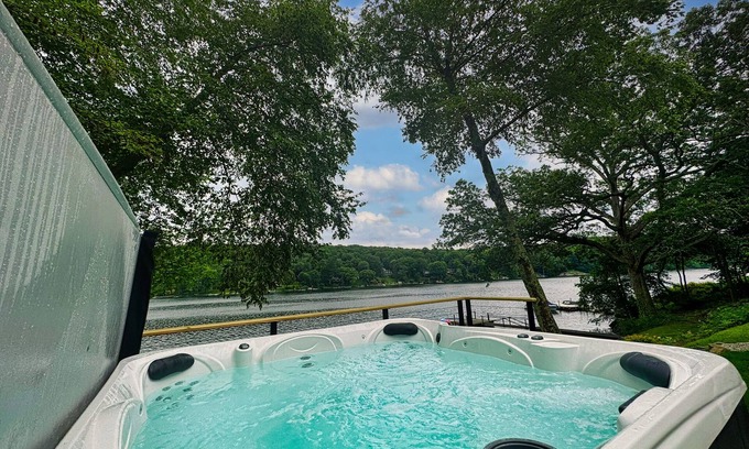 New Milford House | Direct Lake Front Home with Kayaks, Games & Relaxation