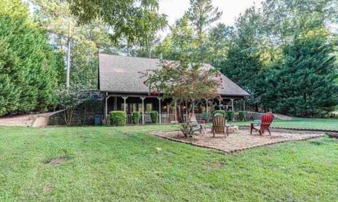 Lake Oconee House | Relaxing Lakefront Oconee Cottage with Hot Tub & Boat Access