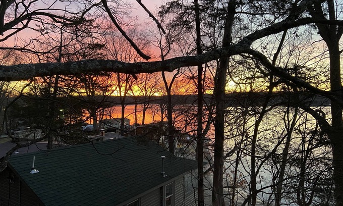 Swartswood House | Lakefront Retreat with Spectacular Views & Breakfast
