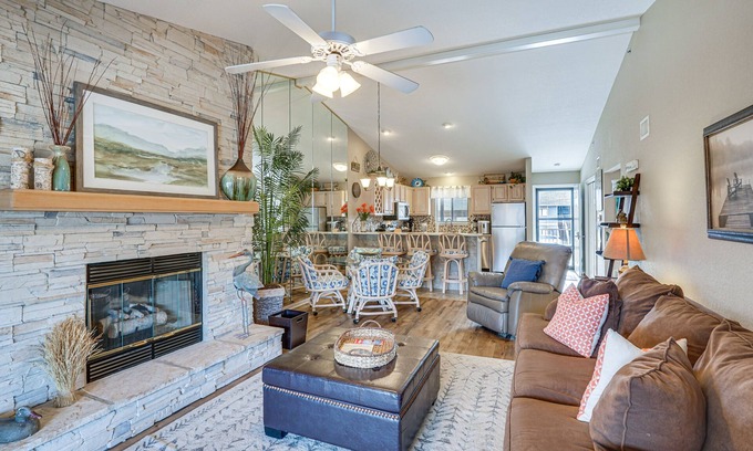 Osage Beach Condo | Lakefront Osage Beach Retreat with Grill & Pool Access