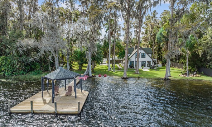 Land O' Lakes House | Idyllic Lakefront Paradise: A Seasonal Getaway Awaits