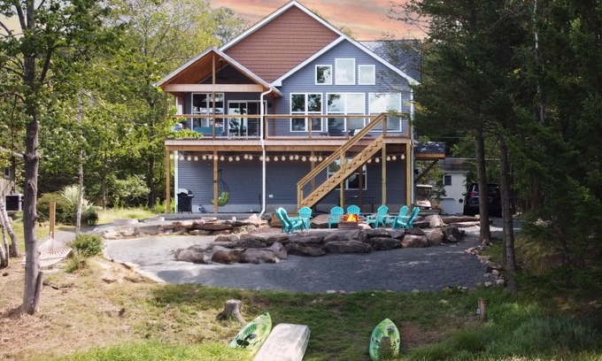 Pocono Lake Cabin | Experience Lakefront Paradise: 5-Bedroom Home in the Poconos