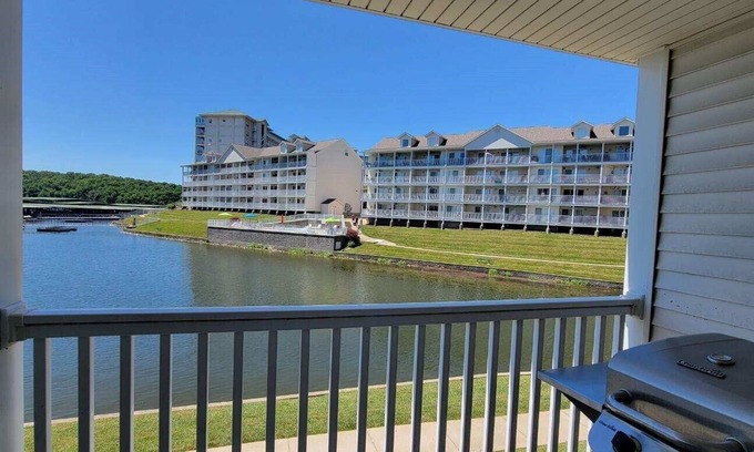 Kaiser Condo | Pet-Friendly Lakefront Condo with 3 Pools & High Rating