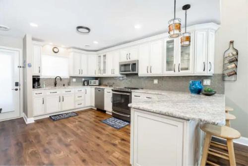 Lake Delton House | Lakefront Penthouse with Panoramic Views and Pool Access