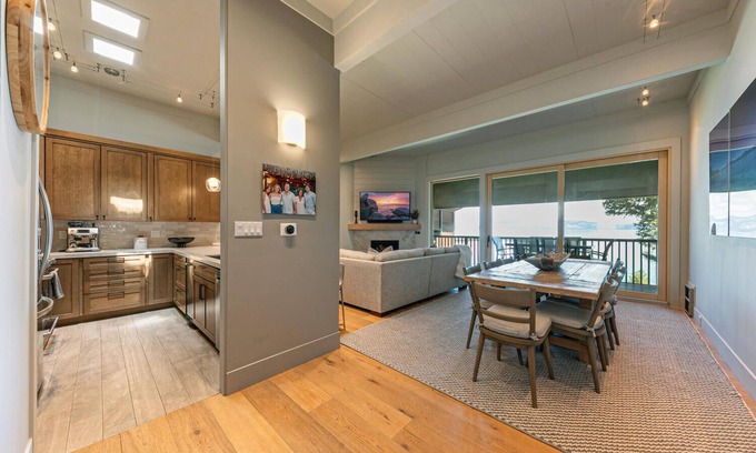 Tahoe Tavern House | Lakefront|Pier|Bouys|Pickleball|Walk to town