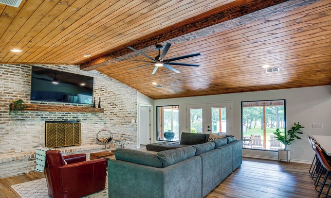 East Tawakoni House | Lakefront Point Vacation Rental w/ Patio & Dock!