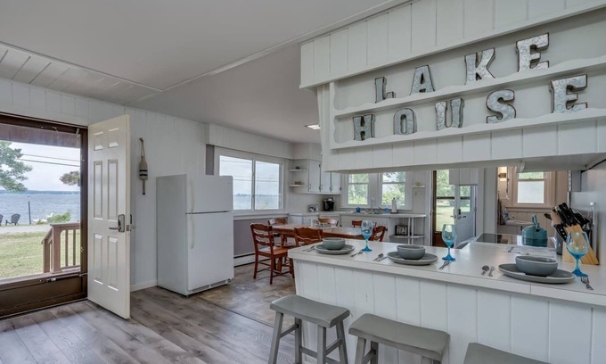 Limerick House | Tranquil Lakefront Escape with Breathtaking Sunsets & Views