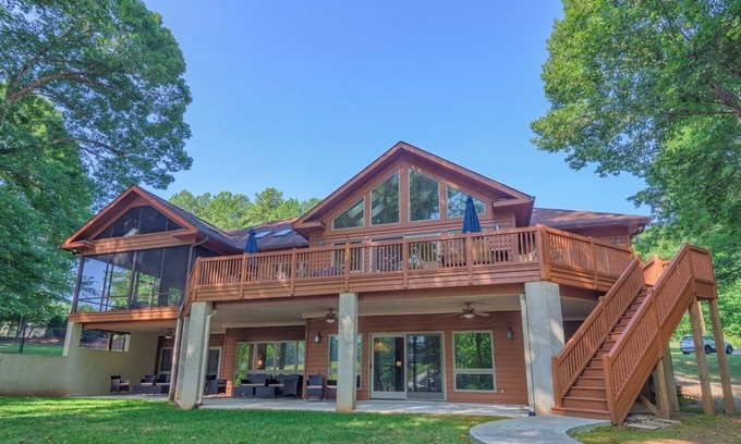 Troutman House | Idyllic Lakefront Retreat with Pool and Ocean Views