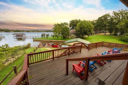 Enchanted Oaks House | Lakefront Retreat Sleeps 15 Starlink Internet
