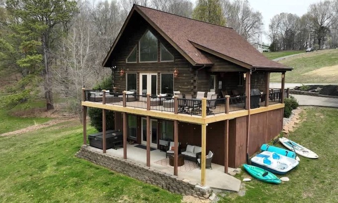 Cadiz House | Secluded Lakeside Retreat with Pool and Spa Amenities