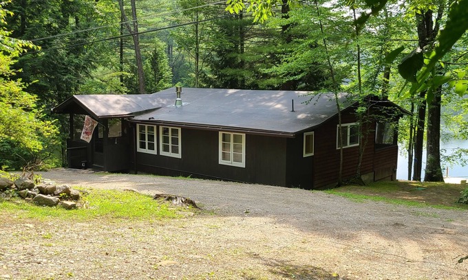 Fort Ann Cabin | Lakefront 1930s Cabin with Screened Porch & Pet-Friendly