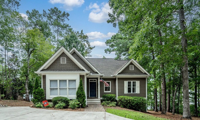 Eatonton House | Idyllic Lake Lovers Retreat at Private Holiday Shores