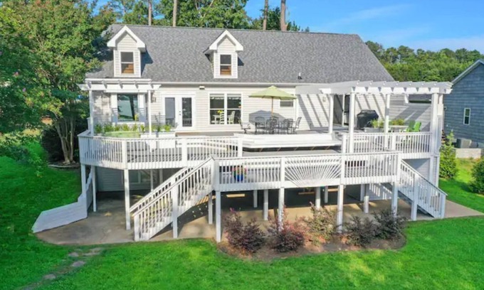 Henrico House | Lakefront Getaway: Breathtaking Sunsets & Fun Amenities