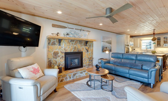 Morganton House | Relaxing Lakefront Townhome with Dock Near Blue Ridge