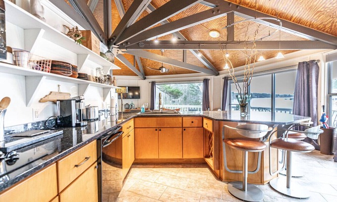 Pinehurst Cottage | Cozy Lakefront Treehouse with Kitchen & Breakfast Included
