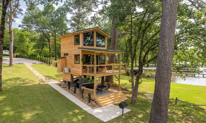 Mid America Cabin | Private Island Treehouse with Hot Tub & Boat Dock Retreat