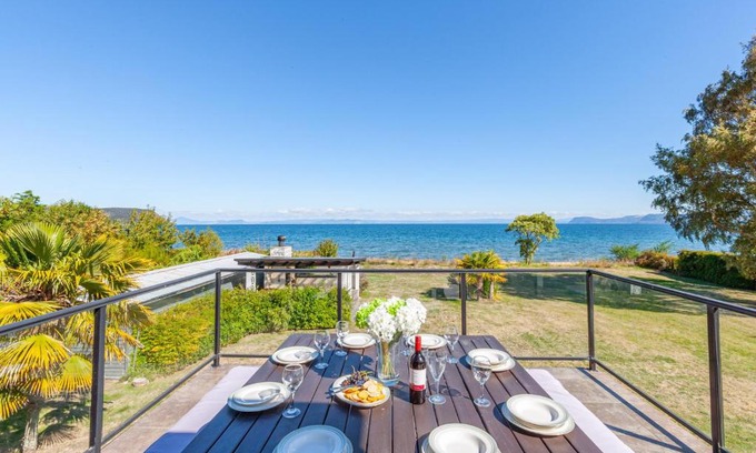 Waitahanui House | Lakefront Villa Retreat - Family-Friendly Holiday Home
