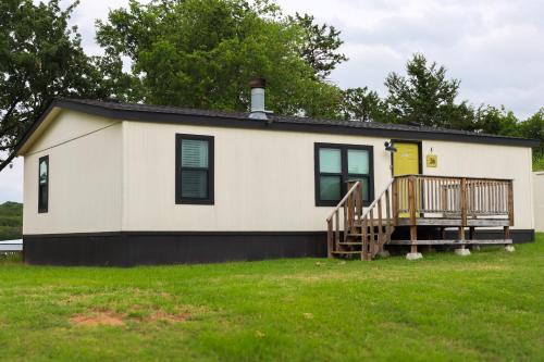 Mead House | Lakefront White House: Family-Friendly 4-Star Retreat