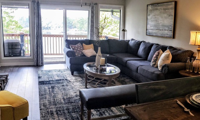 Mid America Condo | Lakefront Retreat with Boat Slip and Pool Access