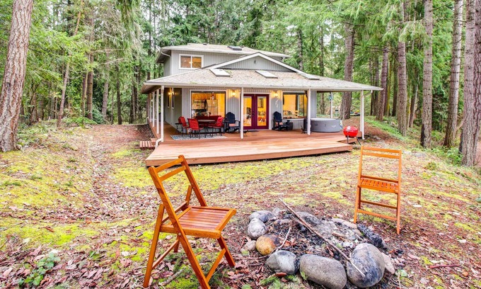 McKenna House | Lakefront Yelm Home: Lake Views + Pet Friendly!