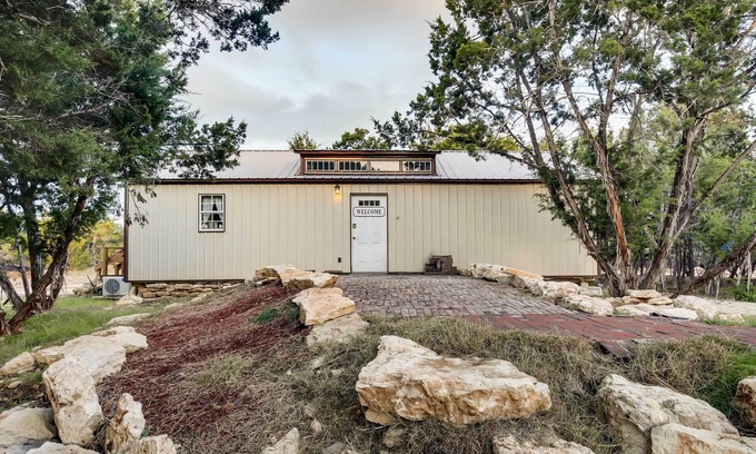 Lakehills Cabin | Cozy Lakehills Cabin with Fire Pit Near Medina Lake