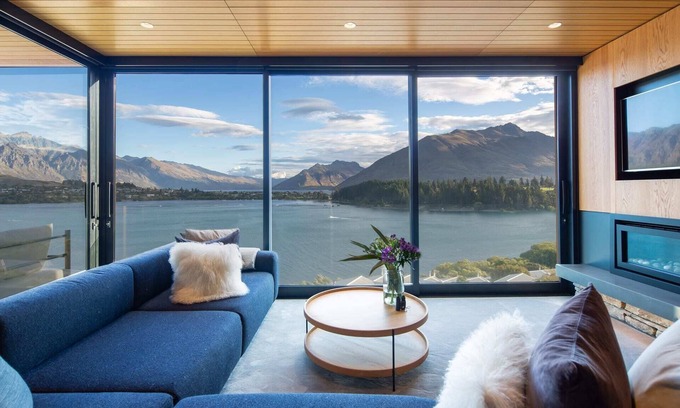 Queenstown Villa | Cozy Lakehouse 2 with Free Parking & Fireplace Access