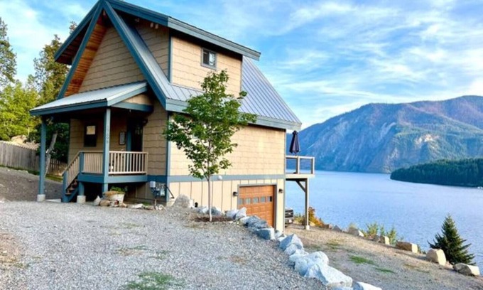 Bayview House | Lakehouse Couples Retreat: Pet-Friendly Getaway 10/10