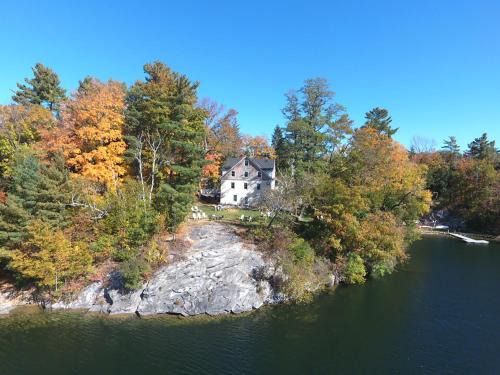 Lenox Dale Hotel | Seaside Escape at Lakehouse Inn with Private Beach Access