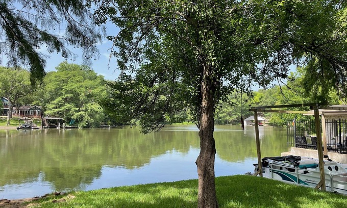 Windy Cove House | Scenic Lakehouse on Lake Austin with Hot Tub & Pool Access