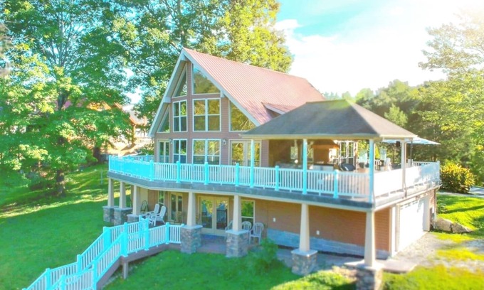 Caryville House | Lakehouse Retreat: Covered Dock, Outdoor Kitchen & More!