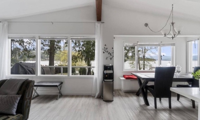 Blind Bay House | Idyllic Lakehouse Retreat with Private Beach and Pool