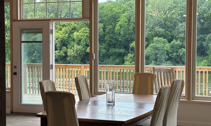 Monticello Cabin | Tranquil Lakehouse with Access to Water and Spa Amenities
