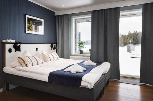 Karlskoga Hotel | Pet-Friendly Lakelodge with Private Beach & Ocean View