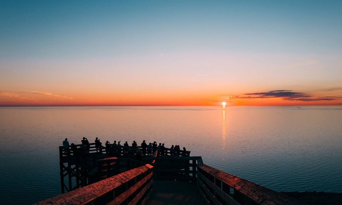 Mayfield House | Experience Lakeside Bliss at Lakemore Resort Today!