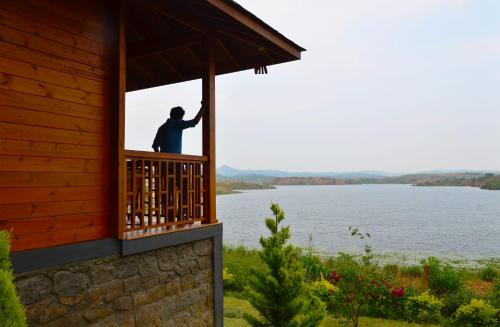 Vazhavatta Resort | Relax at LakeRose Wayanad Resort with Pool & Ocean Views