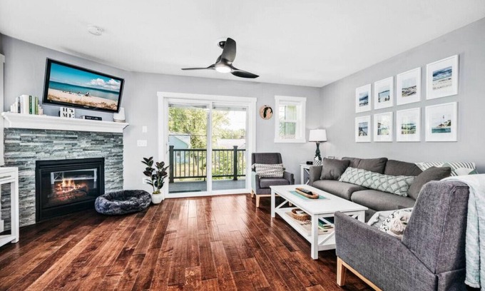 Traverse City House | Pet-Friendly Lakescape 3BD Townhome Near Downtown Wineries