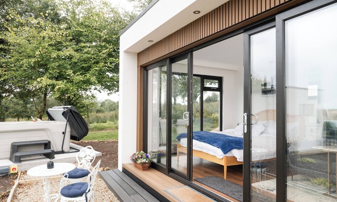 Enniskillen House | Relaxing Lakescape Lodges with Hot Tub and Kitchen Amenities