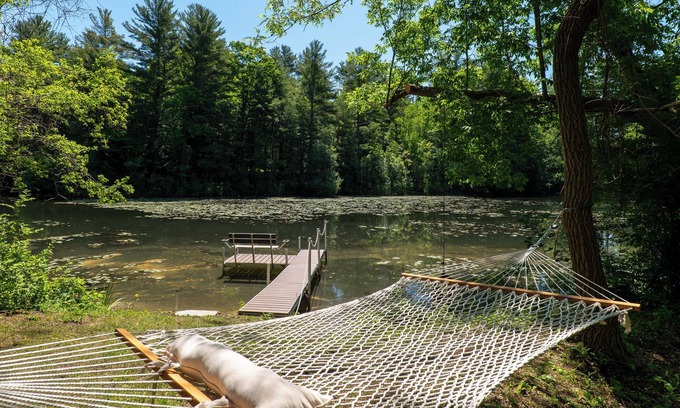 Glendale Cabin | Idyllic Lakeshore Cabin with Private Beach & Spa Amenities