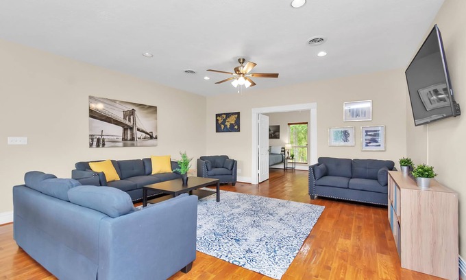 Lake Houston House | Pet-Friendly Lakeside Escape with Private Pool & Kitchen