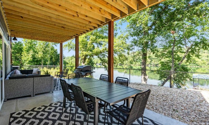 Branson House | Inviting Lakeshore Living: Pet-Friendly Retreat with Pool