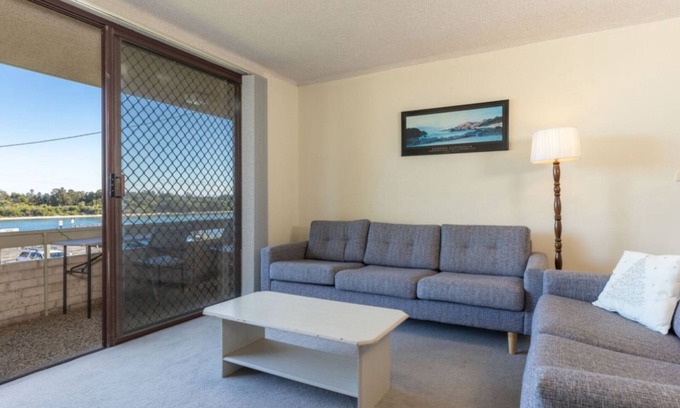 Forster Apartment | Cozy Lakeshore Lodge: Oceanfront 2 BR Apartment in Forster