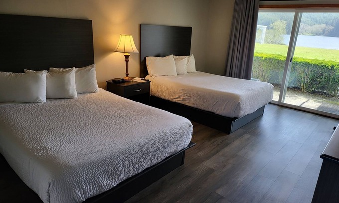 Lakeside Hotel | Relax at Lakeshore Lodge: Pool, Dining & Family-Friendly Fun