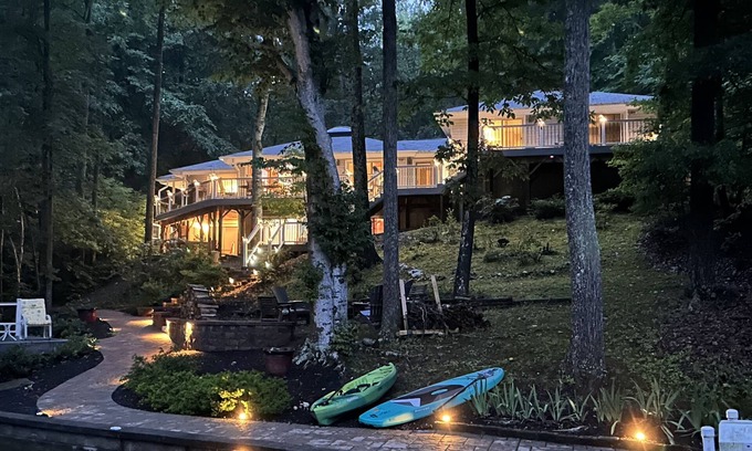 Livingston House | Lakefront Retreat: Outdoor Fun, Fire Pit & Family-Friendly