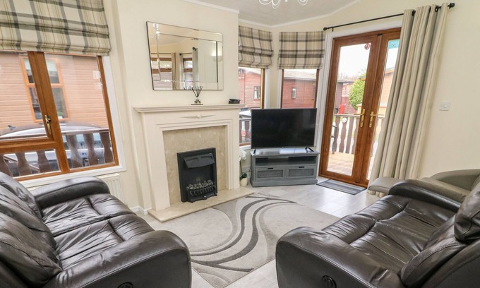 Yealand Conyers House | LAKESIDE 19, pet friendly, with pool in Tewitfield